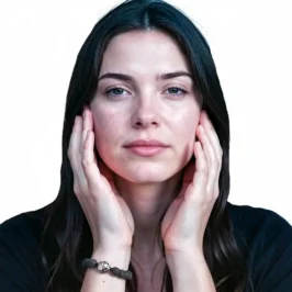 Woman wearing the lava stone and carved tahitian pearl bracelet
