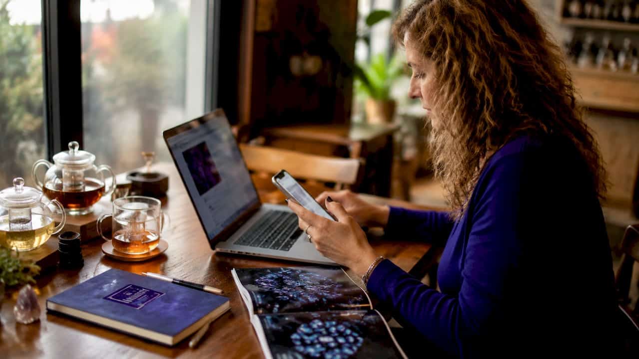 Come confrontare i marketplace online di gioielli con pietre preziose Donna che confronta gioielli con pietre preziose su dispositivi