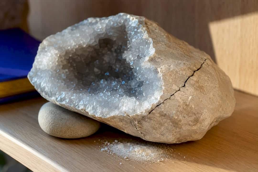 Pulizia ogni 1-3 mesi senza acidi: la cura delle geodi per i decoratori Geode incrinato con polvere minerale al di sotto