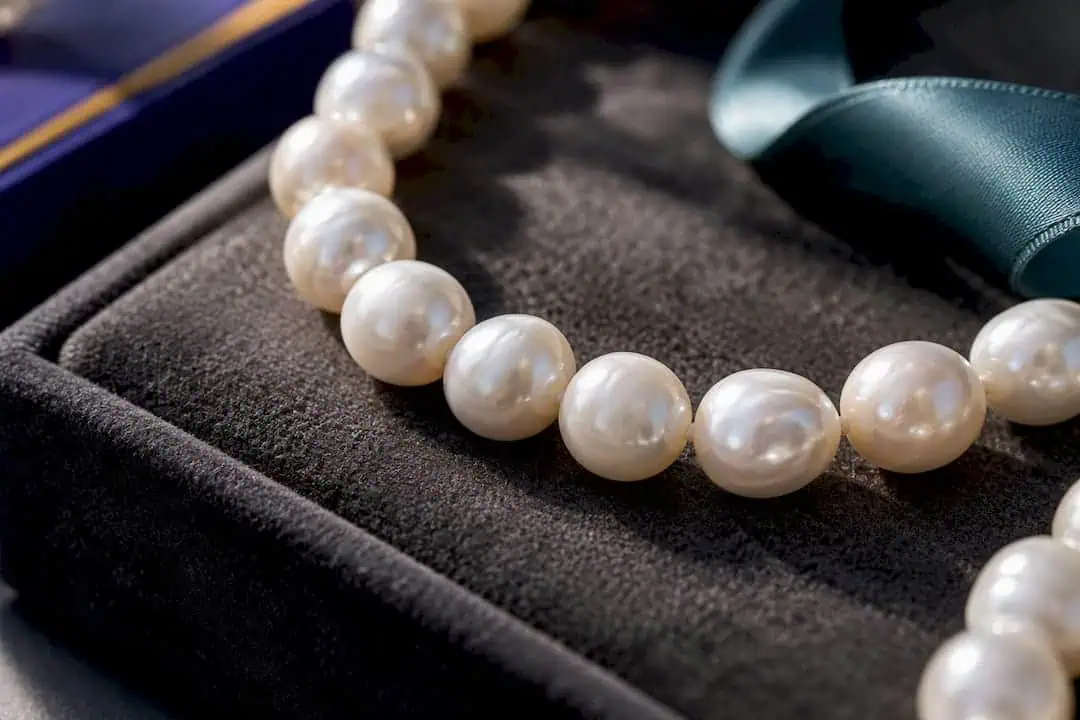 6 Step Pearl Necklace Styles Checklist for Smart Shoppers Close detail of luminous freshwater pearls