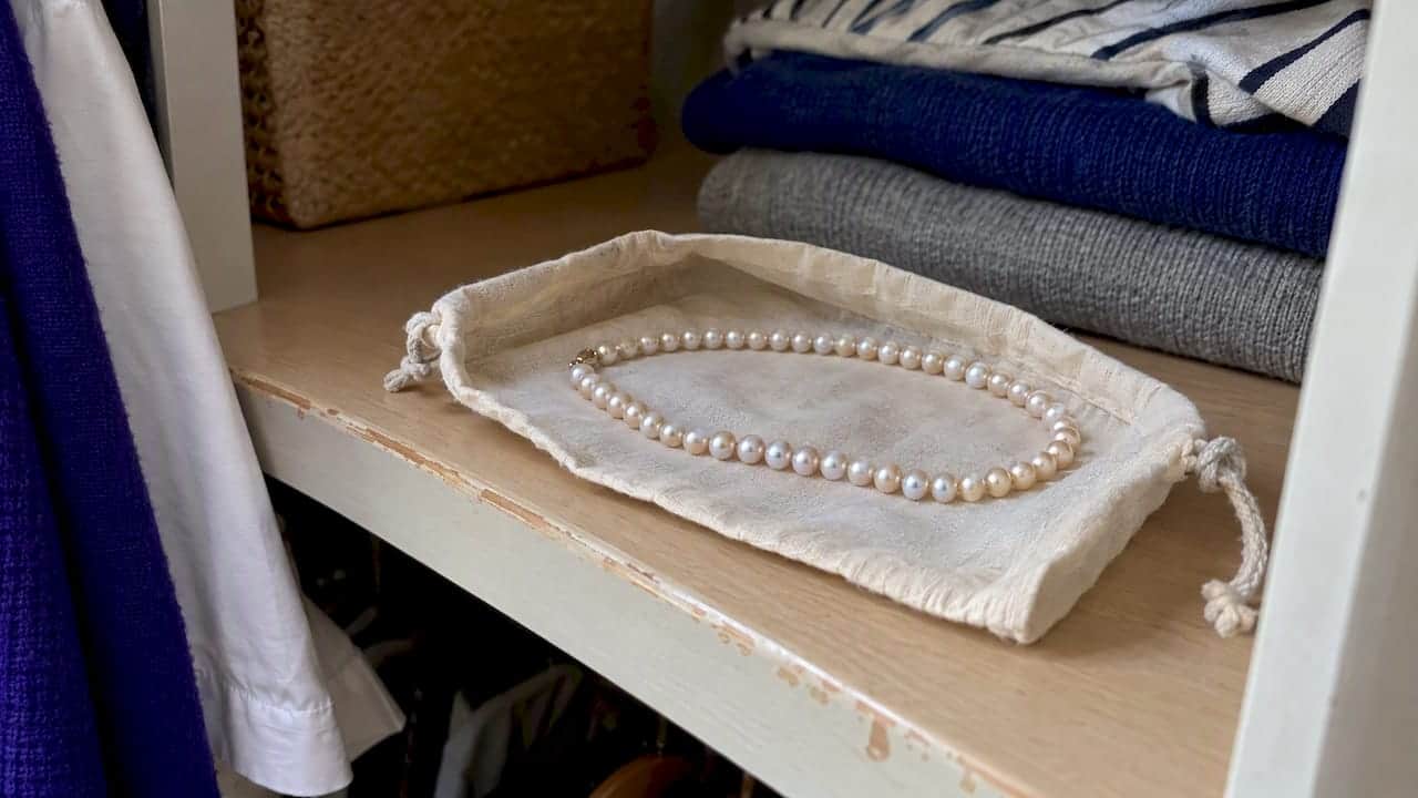 Store Necklaces Without Tangling, Then Test Your Case in 60 Seconds Pearl necklace resting flat in breathable pouch