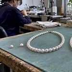 Akoya and freshwater pearl strands side by side